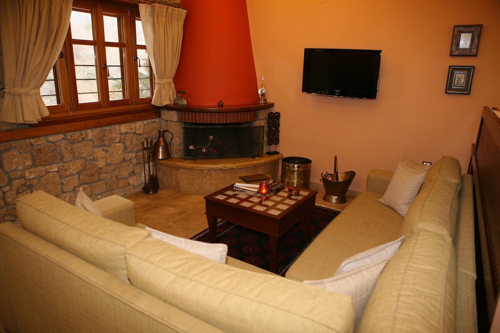 Roes Suites Káto Loutrákion 외부 사진