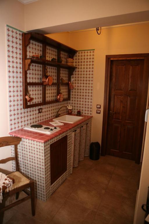 Roes Suites Káto Loutrákion 객실 사진
